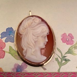 Solid 14K Yellow Gold Estate Vintage Cameo PinBrooch/Pendant. Size L: 1.3/4”